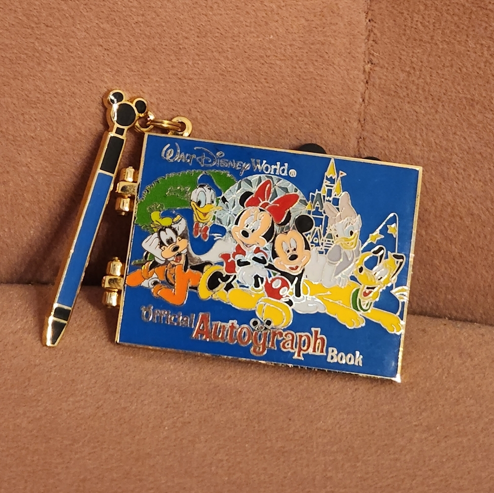 Disney Walt Disney World Autograph Book Trading Pin like new